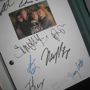 Puede incluir: Una hoja de papel blanca con firmas en tinta negra del reparto de la película "Mujercitas". Las firmas incluyen: "Chris Cooper", "Emma Watson", "Meryl Streep", "Eliza Scanlen" y "Florence Pugh".