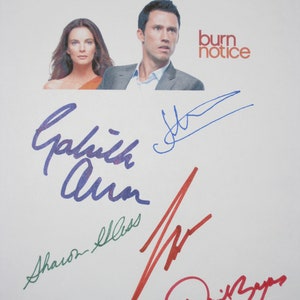 Może przedstawiać: Biały plakat z tekstem "burn notice" w kolorze czerwonym i czarnym. Plakat przedstawia zdjęcie mężczyzny i kobiety. Plakat jest podpisany przez cztery osoby: Gabrielle Anwar, Sharon Gless, Jeffrey Donovan i Bruce Campbell.