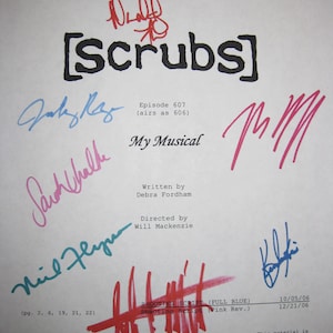 Puede incluir: Una hoja de papel blanca con el título "Scrubs" en letras negras en negrita. El papel tiene varias firmas en tinta azul, rosa y roja. El texto debajo del título dice: "Episodio 607 (se emite como 606) My Musical Escrito por Debra Fordham Dirigido por Will Mackenzie (pág. 2, 6, 19, 21, 22) GUION DE RODAJE (AZUL COMPLETO) Guion de rodaje (Rosa Rev.) 10/05/06 12/21/06 ©2006, Touchstone Television Productions, LLC. Todos los derechos reservados. Este material es propiedad exclusiva de Touchstone Television Productions, LLC y está destinado únicamente para el uso de su personal. La distribución a personas no autorizadas o la reproducción, en su totalidad o en parte, sin el consentimiento por escrito de Touchstone Television Productions, LLC está estrictamente prohibida."