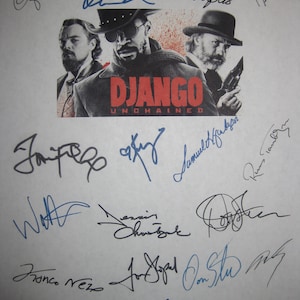 Puede incluir: Un póster blanco con el título "Django Unchained" y una foto en blanco y negro de los personajes principales. El póster está firmado por el reparto y el equipo, incluidos Jamie Foxx, Christoph Waltz, Samuel L. Jackson y Leonardo DiCaprio.