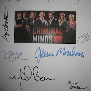 Peut inclure: Une feuille de papier blanche avec des signatures de la distribution de la série télévisée Criminal Minds. Les signatures sont en encre bleue et noire. Le logo de la série est au centre de la page. Les signatures incluent : Joe Mantegna, Shemar Moore, Matthew Gray Gubler, A.J. Cook, Kirsten Vangsness, Paget Brewster,  et  Glenn Morshower.