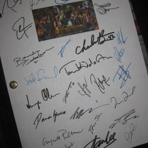 Può includere: Un foglio di carta bianco con numerose firme in inchiostro blu e nero. Le firme includono nomi come Robert Downey Jr., Chris Evans, Mark Ruffalo, Scarlett Johansson, Jeremy Renner, Tom Hiddleston, Paul Rudd e Stan Lee. Le firme sono su uno sfondo bianco con una piccola immagine del cast degli Avengers nell'angolo in alto a destra.