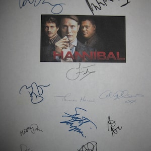 Könnte beinhalten: Ein weißes Blatt Papier mit blauen Tintenunterschriften der Besetzung und Crew der Fernsehserie "Hannibal". Die Unterschriften beinhalten: "Mads Mikkelsen", "Hugh Dancy", "Laurence Fishburne", "Scott Thompson", "Hetty" und "Thomas Harris".