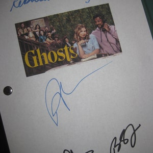 Może przedstawiać: Biały scenariusz z napisem "Ghosts" w kolorze żółtym na czarnym tle. Scenariusz jest podpisany przez trzy osoby: "Rebecca Wisocky", "B.J." i trzeci podpis, który jest nieczytelny.