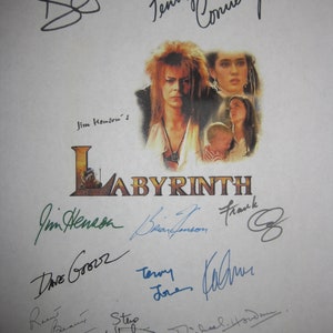 Puede incluir: Un póster blanco con el título "Labyrinth" y firmas del reparto y el equipo, incluyendo Jennifer Connelly, David Bowie, Jim Henson y Frank Oz.