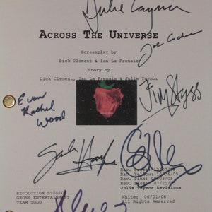 Peut inclure: Une page de scénario blanche pour le film "Across the Universe" avec plusieurs signatures à l'encre bleue et noire. Le titre est en gras noir. Une petite image d'une pomme rouge est au centre. La page contient du texte sur le scénario, l'histoire et les révisions.
