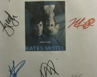 Bates Motel Signed TV Pilot Screenplay Script X9 Autograph Vera Farmiga Freddie Highmore Max Thieriot Olivia Cooke Nicola Peltz Mike Vogel