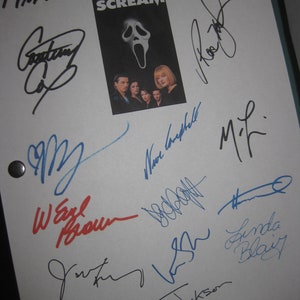 Könnte beinhalten: Ein weißes Blatt Papier mit mehreren Unterschriften der Besetzung und Crew des Films "Scream". Die Unterschriften beinhalten:  "Wes Craven", "Roger L. Jackson", "Linda Blair", "Skeet Ulrich", "Rose McGowan", "Courtney Cox", "David Arquette", "Drew Barrymore", "Jamie Kennedy", "Matthew Lillard", "und Neve Campbell".