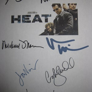 Può includere: Un foglio di carta bianco con diverse firme in inchiostro nero e blu. Le firme includono Al Pacino, Robert De Niro, Michael Mann, Val Kilmer, Jon Voight e Tom Sizemore. Le firme sono su un foglio di carta bianco con il titolo "HEAT" stampato in bianco e nero. Il titolo è tratto dal film "Heat" del 1995 diretto da Michael Mann.
