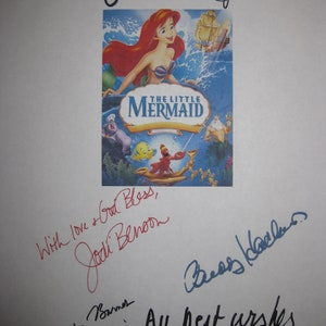 Peut inclure: Une copie signée de l'affiche du film La Petite Sirène, mettant en scène Ariel, la princesse sirène, avec les autographes de Jodi Benson, Pat Carroll, Christopher Barnes et Edie McClurg. L'affiche est sur un fond blanc.