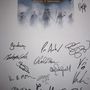 Puede incluir: Una hoja de papel blanca con múltiples firmas del reparto de la película Piratas del Caribe: En el fin del mundo. Las firmas incluyen Johnny Depp, Orlando Bloom, Keira Knightley y otros.