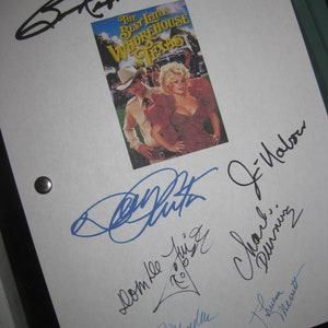 Könnte beinhalten: Ein weißes Blatt Papier mit schwarzen und blauen Unterschriften der Besetzung des Films "The Best Little Whorehouse in Texas". Die Unterschriften lauten:  "Barry Corbin", "Dom DeLuise", "Charl  Bunniz", "L.Q. Jones", und "Susan  Merritt".