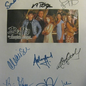 Op de afbeelding: Een gesigneerde foto van de cast van de tv-serie "Buffy the Vampire Slayer". De foto toont Sarah Michelle Gellar, Alyson Hannigan, Nicholas Brendon, Charisma Carpenter en Julie Benz. De handtekeningen zijn in blauwe inkt.