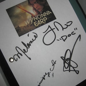 Wynonna Earp Signierter TV Pilot Drehbuch Drehbuch X4 Autogramme Melanie Scrofano Dominique Provost-Chalkley Shamier Anderson Tim Rozon 2016