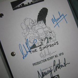 Puede incluir: Una página de guion blanca de la serie de televisión Los Simpson con una ilustración en blanco y negro de la familia Simpson. El guion es para el episodio "Krusty Gets Cancelled" y está firmado por los creadores de la serie, Matt Groening y Nancy Cartwright. La página también incluye el logotipo de Gracie Films.