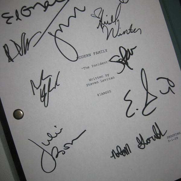 Modern Family Signed TV Script Screenplay X10 Autographs Ed O'Neill Sofía Vergara Julie Bowen Ty Burrell Jesse Tyler Ferguson Ariel Winter