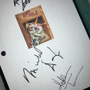 Może przedstawiać: Biała strona z trzema podpisami. Najwyższy podpis to "Alan De Vito". Poniżej znajduje się plakat filmowy do filmu "Klejnot Nilu". Pod plakatem znajduje się podpis "Michael A.F.". Najniższy podpis to "Holly Hunter".