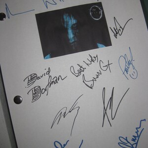 Peut inclure: Une feuille de papier blanche avec plusieurs signatures à l'encre noire et bleue. Les signatures incluent "David Dorfman", "Gore Verbinski", "Naomi Watts", "The Ring", et "Hallie  Berry".