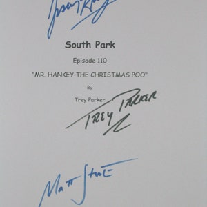 Puede incluir: Una página blanca con firmas en tinta azul de Trey Parker y Matt Stone, los creadores de la serie de televisión animada South Park. La página también incluye el título "South Park", el número de episodio "Episode 110" y el título del episodio "MR. HANKEY THE CHRISTMAS POO".