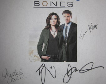 Bones Podpisany scenariusz pilota telewizyjnego Scenariusz X8 Autograf David Boreanaz Emily Deschanel Jonathan Adams T.J. Thyne Michaela Conlin Sam Trammell