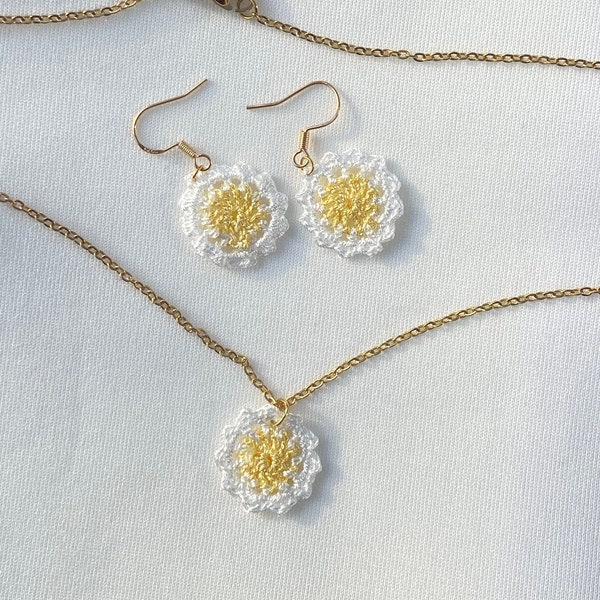 Ensemble de bijoux en crochet daisy, boucles d’oreilles et collier avec chaîne plaquée or 18 carats