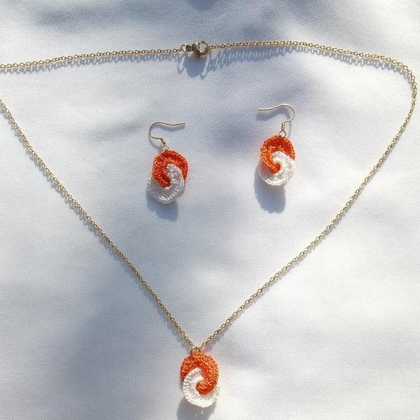 Ensemble de bijoux en crochet orange et blanc - collier et boucles d’oreilles avec placage en or 14 carats