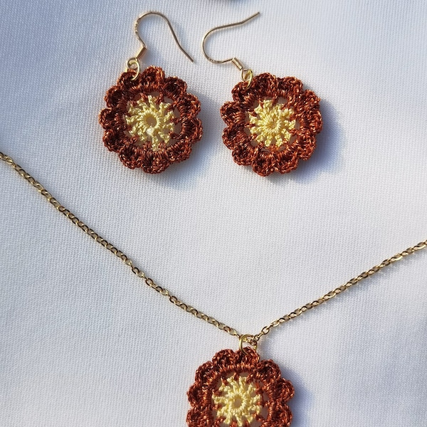 Ensemble de bijoux au crochet de fleurs - boucles d’oreilles et collier assortis à un placage en or 14 carats / bijoux d’anniversaire / faits à la main