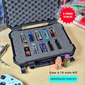 Puede incluir: Un estuche negro con un inserto de espuma contiene diez viales de varios colores. El estuche está abierto, revelando los viales, y el texto "Case & 10 vials KIT" es visible. Un gráfico de estrella roja dice "2 FREE VIALS!"
