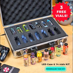 Peut inclure: Une mallette LED argentée avec un intérieur en mousse noire contient 14 fioles de différentes couleurs. Le texte "3 FREE VIALS!" est sur une étoile rouge. Le texte "LED Case & 14 vials KIT" et "PERSONALIZE YOUR KIT!" sont également visibles.