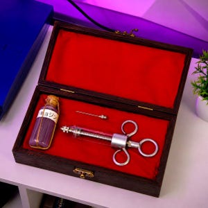 Attack on Titan Titan Serum & Injektor Replica KIT med Samlarlåda i Trä - Samlarpresent