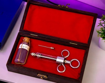 Kit Réplica do Soro e Injetor de Titã de Attack on Titan com Caixa de Madeira para Colecionador - Presente de Colecionador