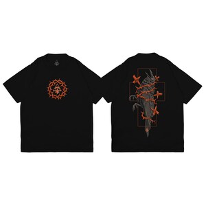 以下が含まれることがあります： 2つの黒いTシャツ。1つは、中央にシンボルが付いたオレンジ色のとげのある花輪のデザインが特徴です。もう1つは、オレンジ色の十字架を背景に、とげのあるつるに包まれた鳥のような生き物の詳細なイラストを表示しています。