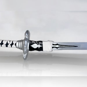Pu&ograve; includere: Una spada argentata con un'impugnatura bianca e nera e un design a forma di diamante bianco sulla lama.