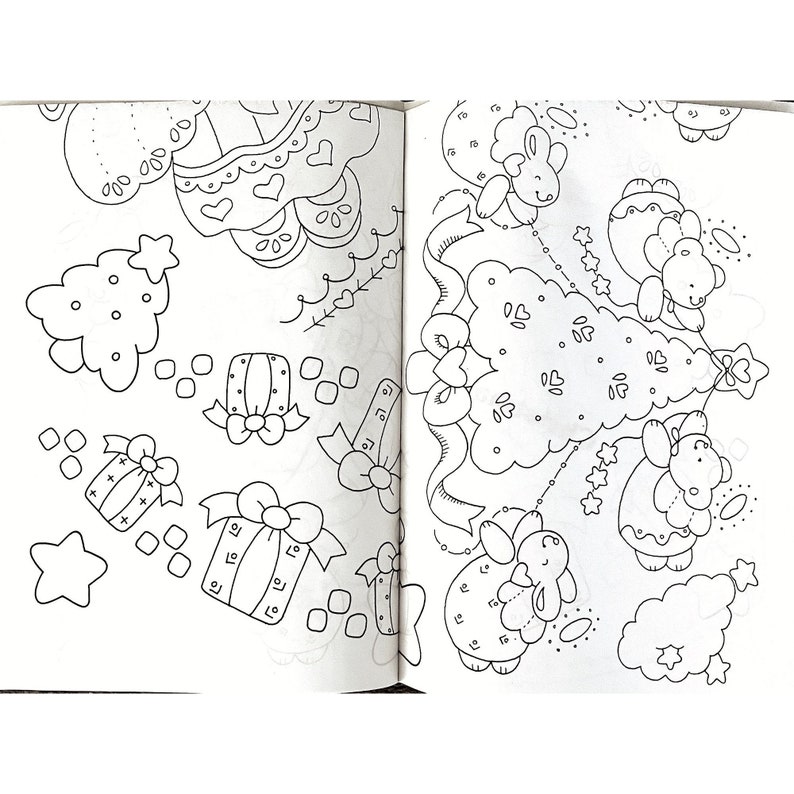 Op de afbeelding: Een zwart-witte kleurplaat met een kerstthema. De pagina toont een kerstboom met versieringen, cadeaus en engelen.