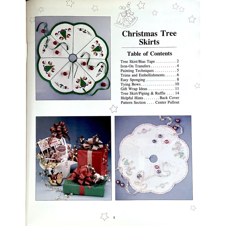 Op de afbeelding: Een boek met een inhoudsopgave voor kerstboomrokken. Het boek bevat instructies voor het maken van boomrokken, inclusief het gebruik van biaisband, strijktransfers, verf en versieringen. Het boek bevat ook instructies voor het strikken van linten, het inpakken van cadeaus en het maken van ruches. De omslag van het boek toont een witte boomrok met een groene rand en rode versieringen.