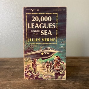 1963 “20,000 Leagues Under The Sea” Paperback Book / Vintage Airmont Pocket Jules Verne Captain Nemo Nautilus