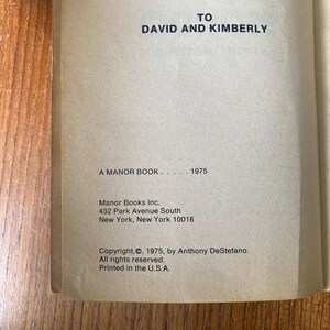 Puede incluir: P&aacute;gina de libro abierta con el texto: &laquo;TO DAVID AND KIMBERLY&raquo;. Debajo, se lee &laquo;A MANOR BOOK.... 1975&raquo;. M&aacute;s abajo, el texto incluye la direcci&oacute;n del editor y la informaci&oacute;n de derechos de autor de 1975 por Anthony DeStefano. Impreso en EE. UU.