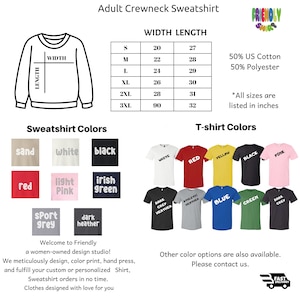 Puede incluir: Un gr&aacute;fico que muestra la tabla de tallas para sudaderas con cuello redondo y camisetas para adultos. La tabla muestra las medidas de ancho y largo en pulgadas para las tallas S, M, L, XL, 2XL y 3XL. La composici&oacute;n de la tela es 50% algod&oacute;n estadounidense y 50% poli&eacute;ster. La imagen tambi&eacute;n muestra una variedad de colores de sudaderas y camisetas.