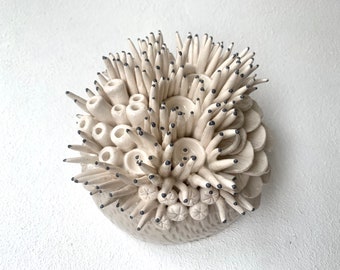 Arte da parete in ceramica della barriera corallina, scultura in corallo fatta a mano, piastrella da parete smaltata strutturata, scultura da parete in ceramica rotonda, arte in ceramica fatta a mano