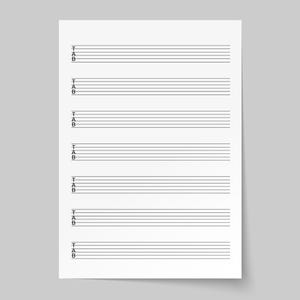 Può includere: Un foglio di carta bianco con linee orizzontali nere e le lettere "TAB" stampate verticalmente sul lato sinistro. Le linee sono uniformemente distanziate, creando un pentagramma musicale per la notazione della tablatura. La carta è leggermente inclinata.