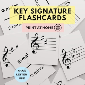 Può includere: Flashcard bianche con notazione musicale, tra cui chiave di violino e alterazioni. Il testo "KEY SIGNATURE FLASHCARDS" è visualizzato in nero. Le carte sono etichettate "PRINT AT HOME" e "A4/US LETTER PDF".