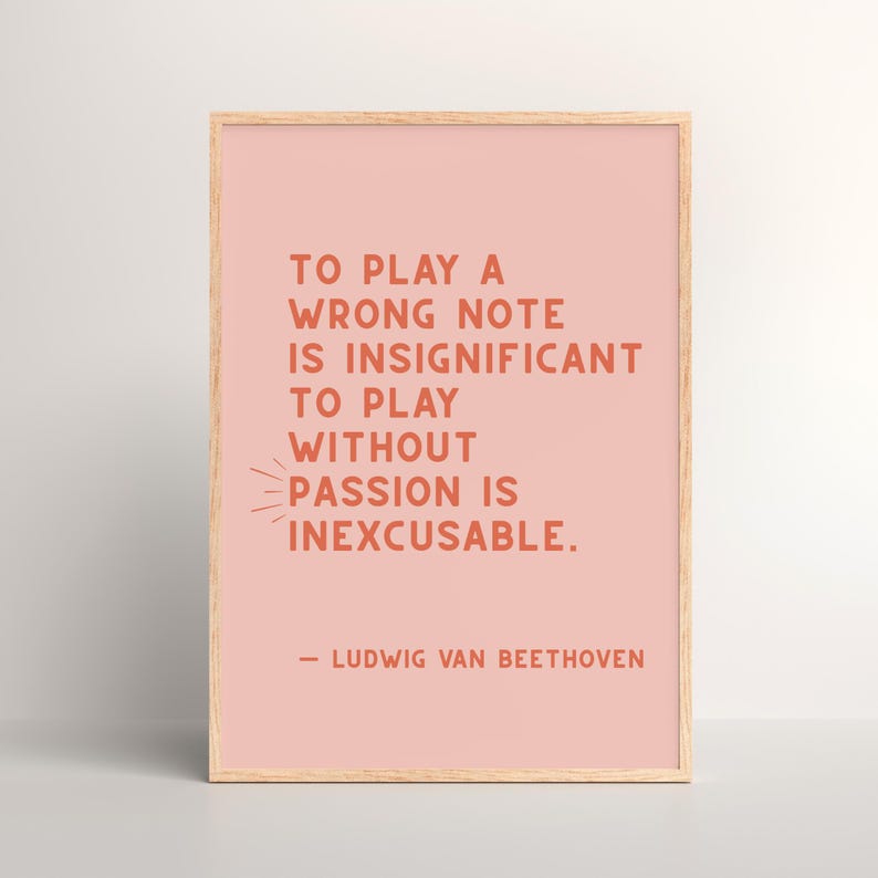 K&ouml;nnte beinhalten: Ein rosa gerahmter Druck mit einem Zitat von Ludwig van Beethoven: "Einen falschen Ton zu spielen ist unbedeutend. Ohne Leidenschaft zu spielen ist unverzeihlich."