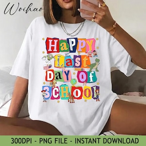以下が含まれることがあります： カラフルなブロック文字で「Happy Last Day of School」と書かれた白いTシャツ。星と漫画のキャラクターで飾られています。 ゆったりとしたカジュアルなフィット感のシャツです。