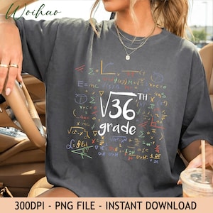 Może przedstawiać: Ciemnoszary t-shirt z białą grafiką przedstawiającą symbol pierwiastka kwadratowego nad liczbą 36 oraz napis grade. Wzór jest otoczony różnymi kolorowymi równaniami matematycznymi i symbolami nadrukowanymi na przedniej części klatki piersiowej.
