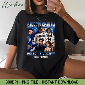 Peut inclure: T-shirt noir avec un graphisme sur le thème du hockey. Le design comprend le texte "Garrett Graham" et "Briar University Hockey Team 44", ainsi que des images de joueurs de hockey en bleu et blanc. Le t-shirt a également le texte "300DPI - PNG FILE - INSTANT DOWNLOAD".