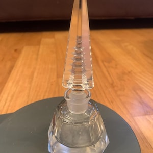 Elegante, soffiato a mano, cristallo polacco, bottiglia di profumo in vetro trasparente, con tappo inciso a forma di obelisco, realizzata da Lipper and Man, usata,