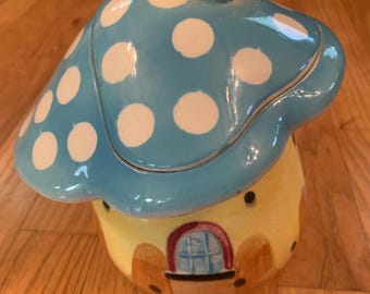 Casa a forma di fungo gialla vintage in ceramica con tetto a pois blu, barattolo per biscotti, usata