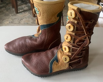 Splendidi stivali in pelle marrone, beige e verde acqua, decorati con bottoni in corno di alce, realizzati da Mark Golfarb, mocassini Bald Mountain, taglia 8.5, usati.