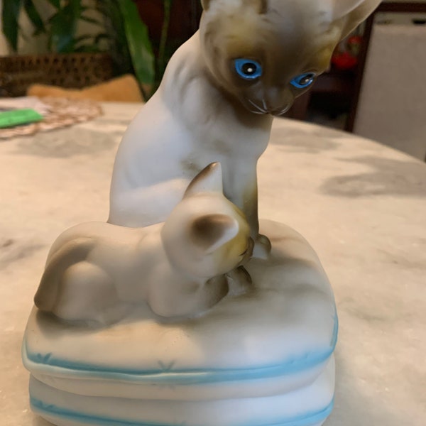 Siamese Cat and Kitten, Mann Music Box, 1982, Plays “You Light Up My Life”