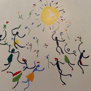 Pu&ograve; includere: Uno sfondo bianco con un sole giallo con un uccello bianco al suo interno.  Ci sono figure di bastoncini di vari colori che ballano intorno al sole.  Le figure di bastoncini tengono fiori e ci sono fiori sparsi intorno al sole.